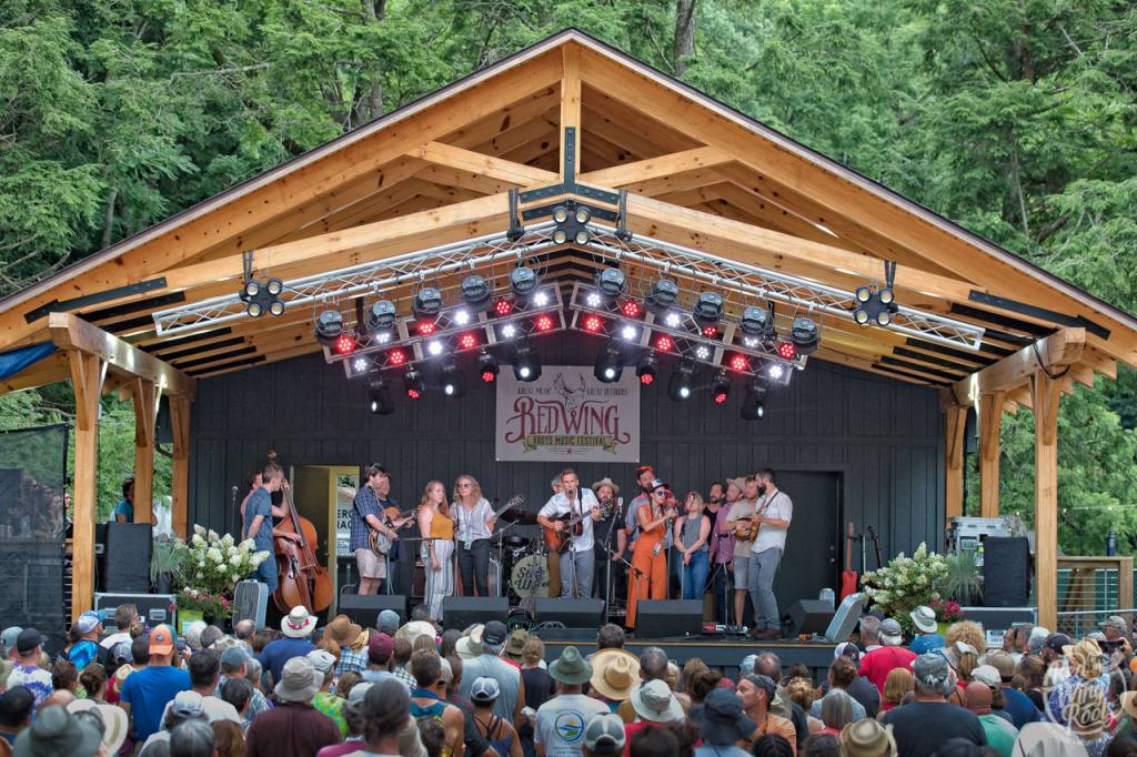 Red Wing Roots Tribute Set with the Steel Wheels and guests