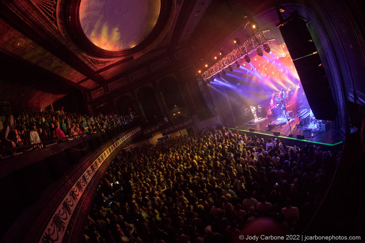 Wide angle concert photography - Goose on stage with large audience at the National Theater